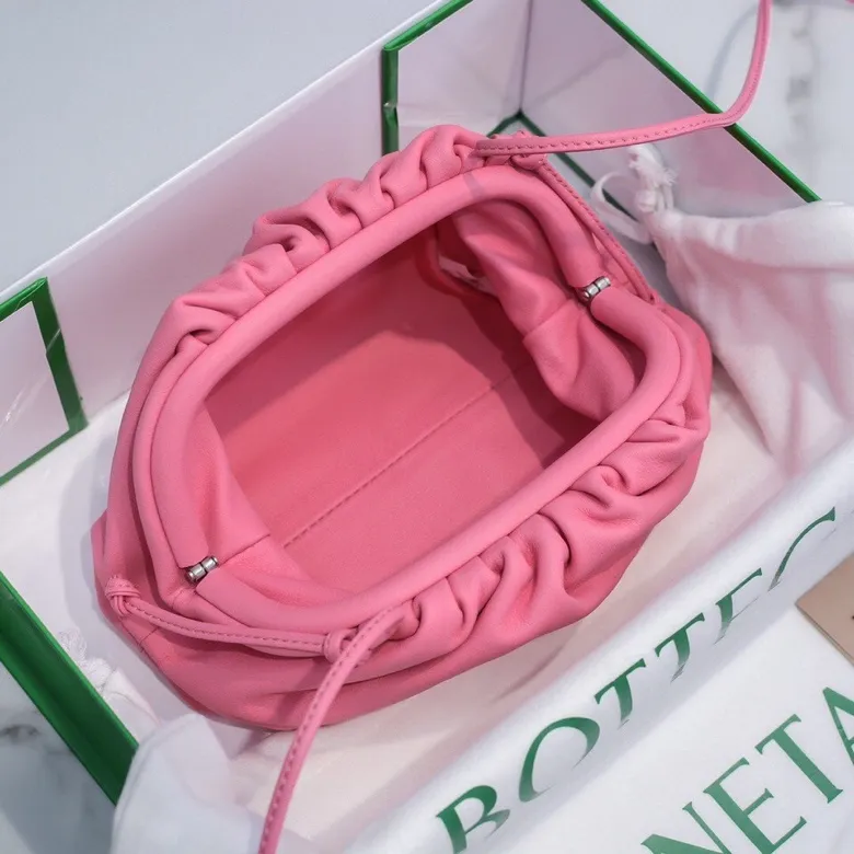 Batch 1120 Bottega Veneta cloud bag ☁️POUCH series original plain calfskin, super low-key and attractive, soft and casual. Major internet celebrity bloggers are crazy about calling it fashionable and classy, ​​lazy and intellectual. Small size: 23*13*8 (small cloud plain) girly pink, model: 6671